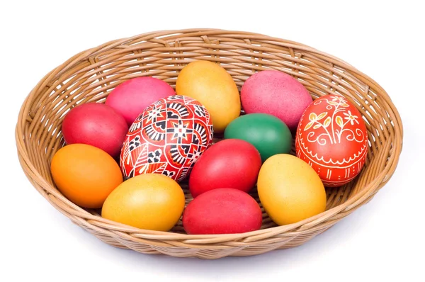 Coloridos Huevos Pascua Una Canasta Mimbre — Foto de Stock