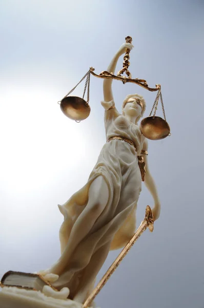 Temis Dengan Skala Keadilan Dan Hukum — Stok Foto