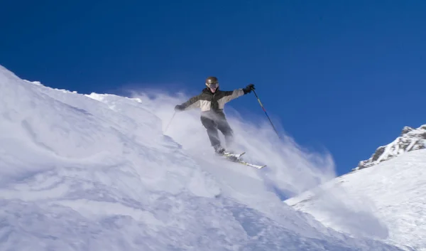 Snowboarder Άλμα Στο Χιόνι Στα Βουνά Του Χειμώνα — Φωτογραφία Αρχείου