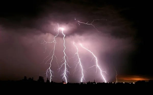 城市上空的雷雨和闪电 — 图库照片