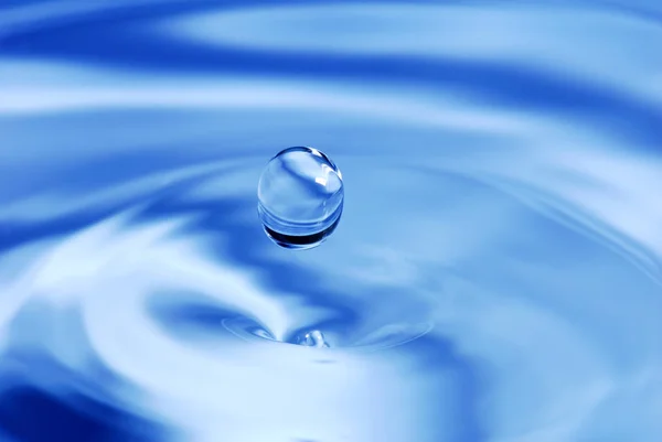 Gota Agua Sobre Fondo Azul — Foto de Stock