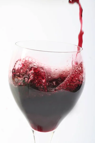 Versando Vino Rosso Nel Bicchiere — Foto Stock