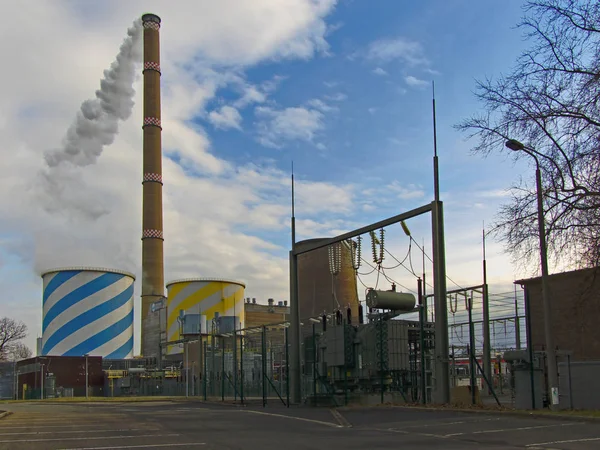 Central Eléctrica Con Chimeneas Alrededores —  Fotos de Stock