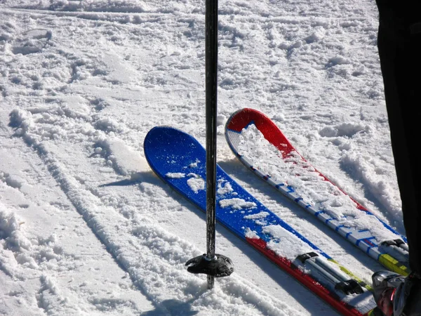 Piste Ski Avec Snowboard Sur Neige — Photo