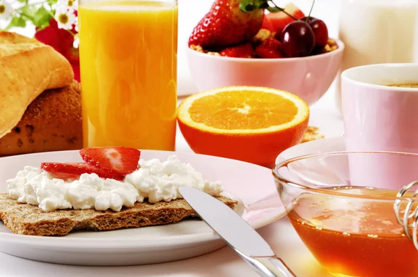 Frukost Med Fruktjuice Och Färsk Frukt Bordet — Stockfoto