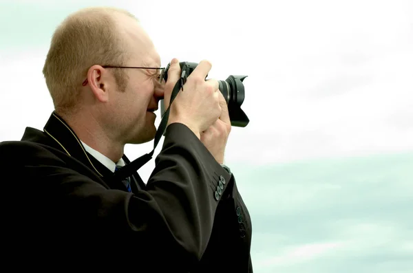 Jonge Man Met Camera Achtergrond Van Stad — Stockfoto