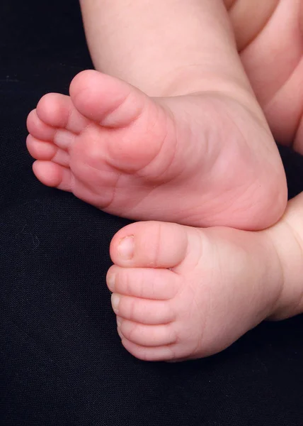 Kleine Babybeine Füße Kinderbetreuung — Stockfoto