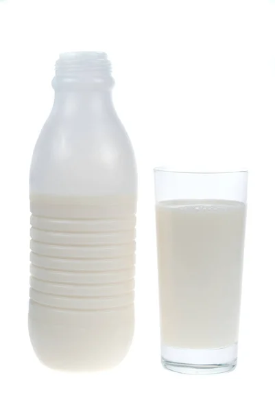 Glas Milch Und Eine Flasche Joghurt Isoliert Auf Weißem Hintergrund — Stockfoto