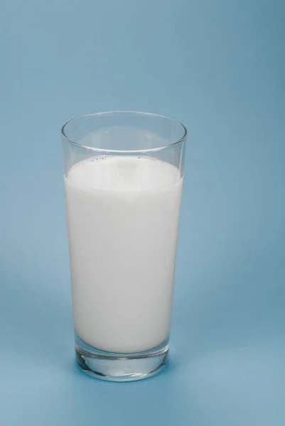 Glas Milch Auf Blauem Hintergrund — Stockfoto