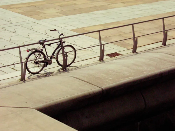 Bicicleta Contra Uma Grade — Fotografia de Stock