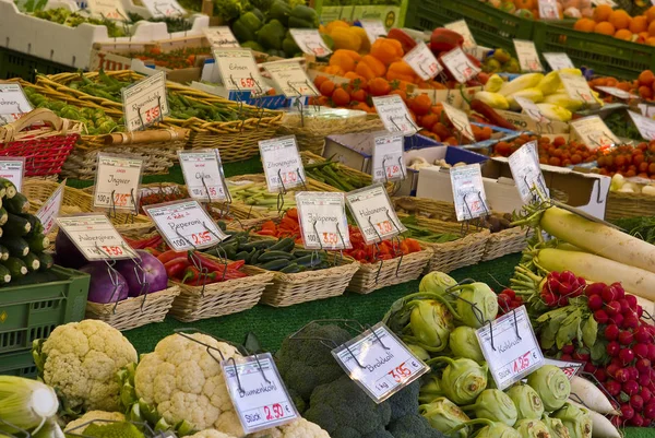 市場に出てくる新鮮な野菜は — ストック写真