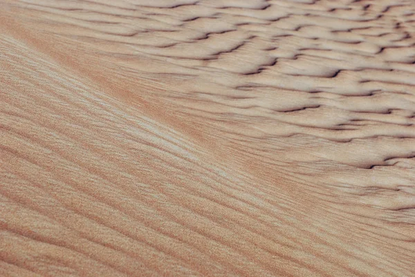 두바이 사막에서 모래가 흘러내린다 — 스톡 사진