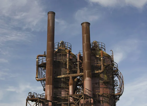 Boruları Vanaları Olan Endüstriyel Fabrika — Stok fotoğraf
