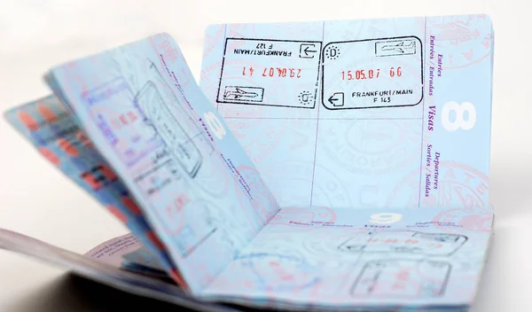 桌上的护照和登机牌票 — 图库照片