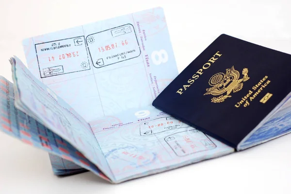 带有旅行袋的护照和登机牌 — 图库照片