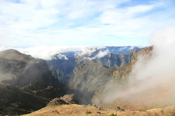 Acima Das Maderias Das Nuvens Direita Veio Outra Vez Uma — Fotografia de Stock