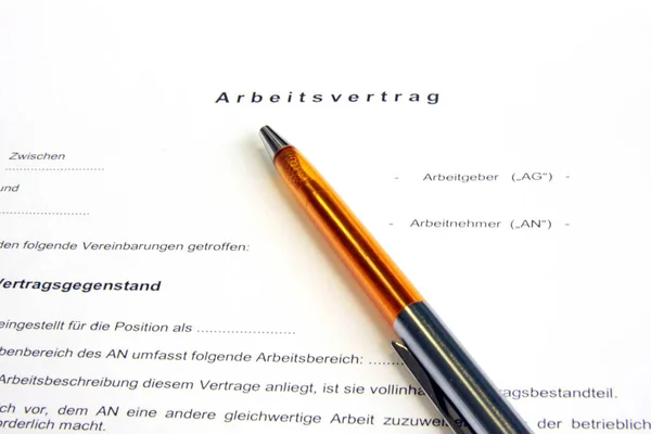 Sluiting Van Een Contractformulier Met Een Pen — Stockfoto