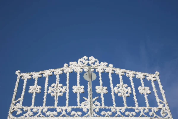 Objetivo Com Hoarfrost Contra Céu Azul — Fotografia de Stock