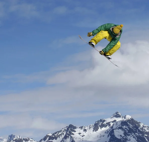 Volando Snowboarder Las Montañas Extremo Deporte Invierno —  Fotos de Stock