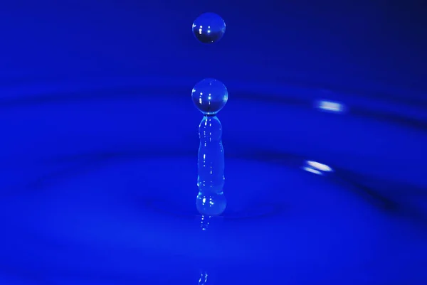 Goccia Acqua Sfondo Blu — Foto Stock