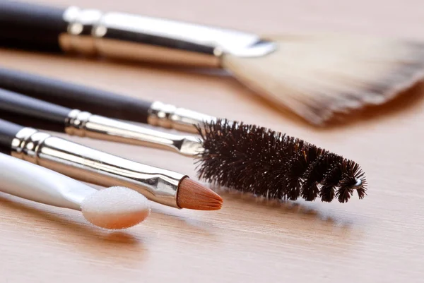 Cepillos Maquillaje Profesionales Polvo Sobre Fondo Madera —  Fotos de Stock