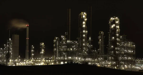 Refinería Petróleo Con Ciudad Por Noche —  Fotos de Stock