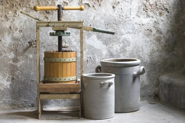 Viejo Cubo Madera Sucio Con Gotas Agua Pared — Foto de Stock