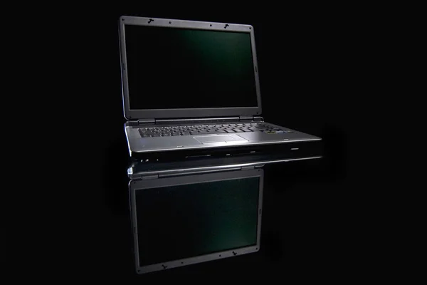 Laptop Czarnym Tle — Zdjęcie stockowe