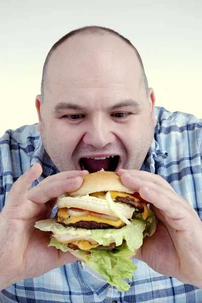 Man Eet Broodje Met Hamburger — Stockfoto