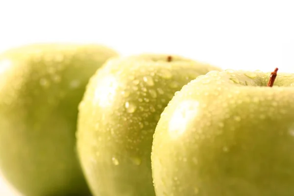 Maçã Verde Fresca Com Gotas Água Fundo Branco — Fotografia de Stock