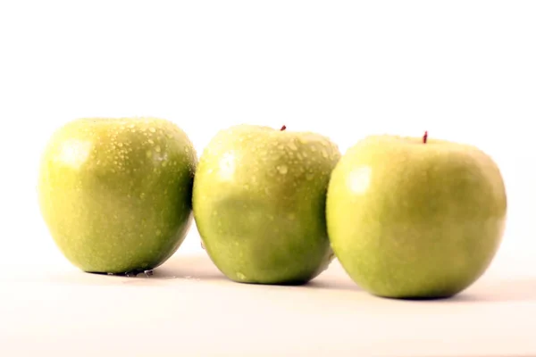 Gröna Äpplen Vit Bakgrund — Stockfoto