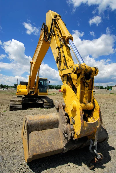 Escavatore Giallo Sulla Strada — Foto Stock