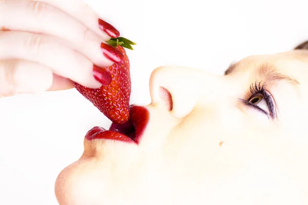 女人嘴里衔着草莓 — 图库照片