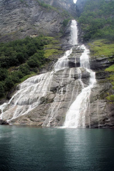 Hermosa Cascada Sobre Fondo Naturaleza — Foto de Stock