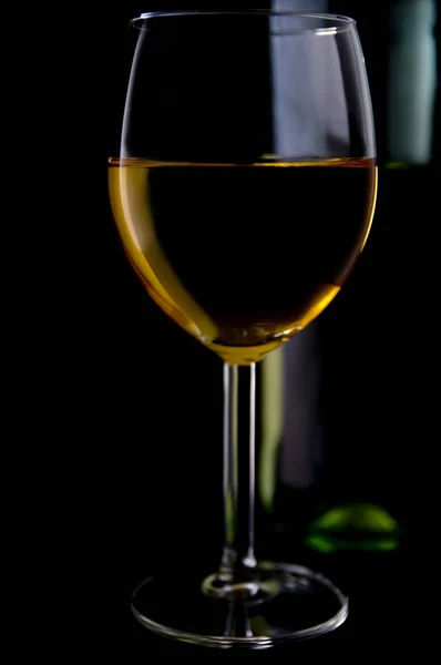 Copo Vinho Branco Com Garrafa — Fotografia de Stock