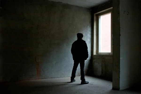 Silhouette Eines Mannes Schwarzen Anzug Der Der Wand Steht — Stockfoto