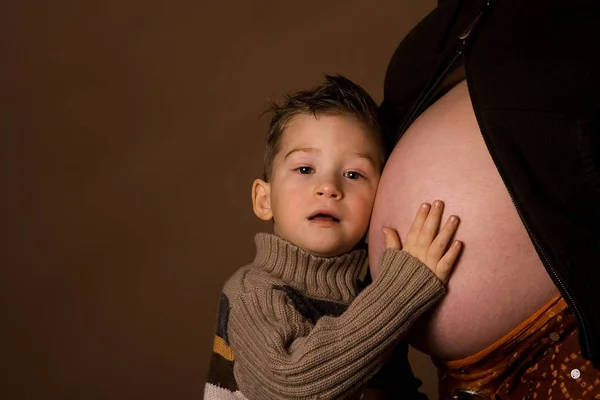 Retrato Una Guapa Niña Con Vestido Negro Con Fondo Blanco —  Fotos de Stock