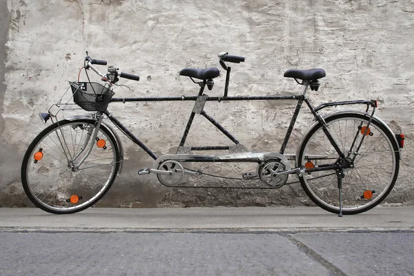 街上的老式自行车 — 图库照片