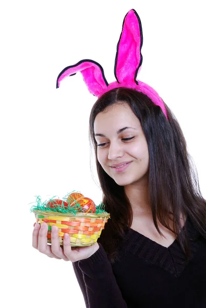 快乐的复活节兔子 提着一篮子兔子 — 图库照片