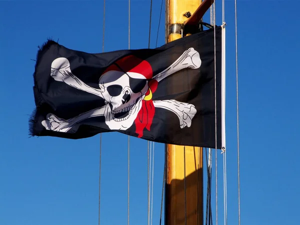Een Piratenvlag Een Dak — Stockfoto