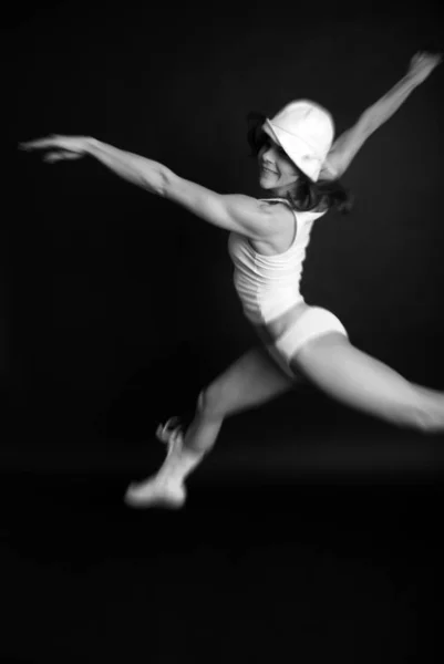 Jovem Bonito Bailarino Ballet Posa Fundo Preto — Fotografia de Stock