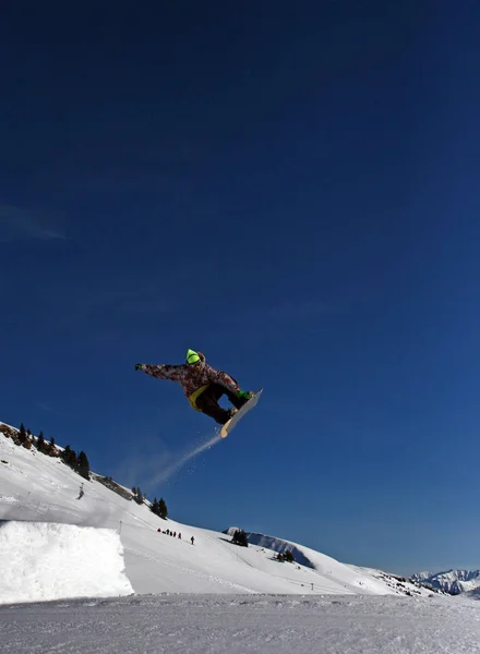 Snowboarding Στην Πλαγιά Στο Χιονοδρομικό Κέντρο — Φωτογραφία Αρχείου