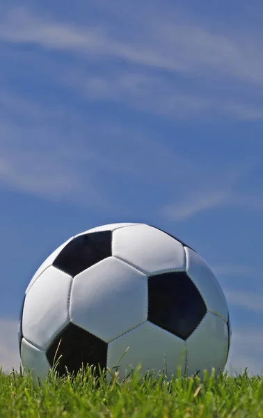 Balón Fútbol Contra Cielo Azul —  Fotos de Stock