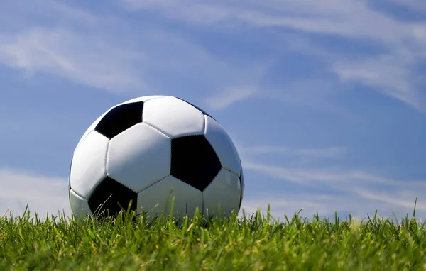 Balón Fútbol Contra Cielo Azul —  Fotos de Stock