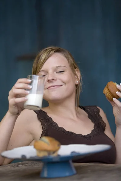 Jonge Vrouw Genieten Van Melk Muffins — Stockfoto