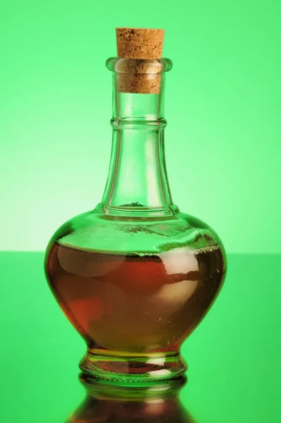 Fles Brandy Decanter Groene Achtergrond — Stockfoto