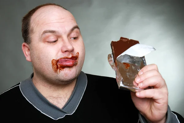 Hombre Con Una Barra Chocolate — Foto de Stock