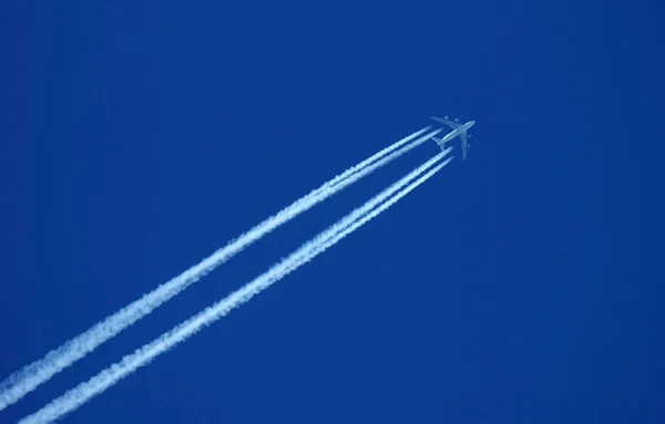 Rasto Vapor Céu Nuvens Forma Linha Produzidas Por Aeronaves — Fotografia de Stock