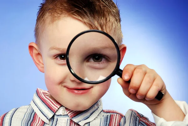 虫眼鏡を持つ子供 — ストック写真