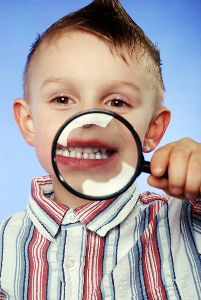 Niño Con Lupa — Foto de Stock